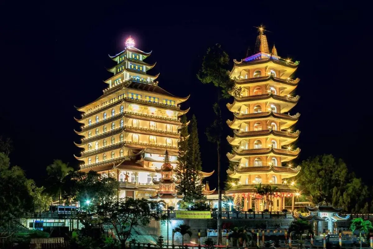 Chùa Vạn Linh tại khu du lịch Núi Cấm - không gian linh thiêng, an nhiên