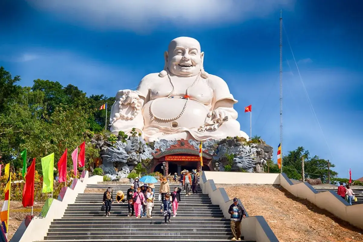 Tượng Phật Di Lặc khổng lồ trên đỉnh Núi Cấm An Giang, biểu tượng tâm linh rực rỡ