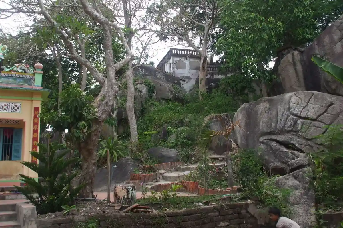 Bàn thờ mộ tiên tại núi Nước An Giang, nơi tâm linh hội tụ trên đỉnh Thủy Đài Sơn