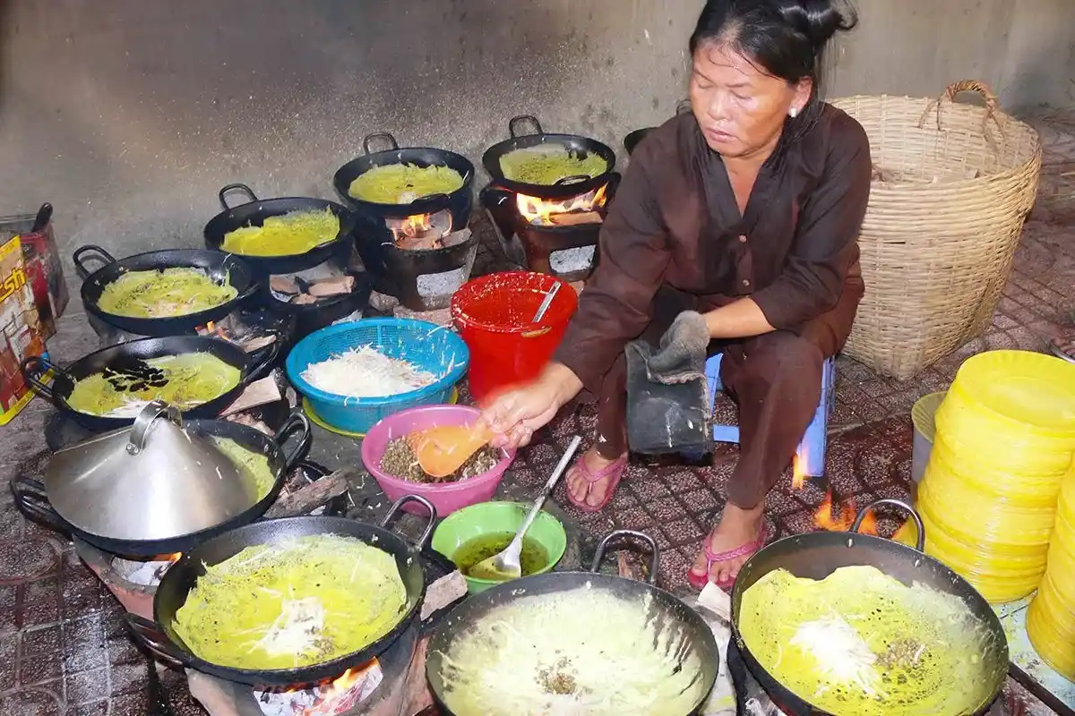 Bánh xèo chay nóng giòn tại Chùa Bánh Xèo An Giang, miễn phí cho khách thập phương