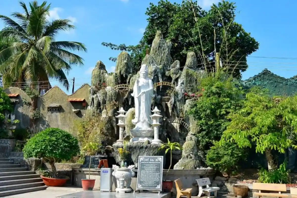 Chiêm bái Chùa Bánh Xèo Châu Đốc, nơi an lạc tượng đài Quan Âm