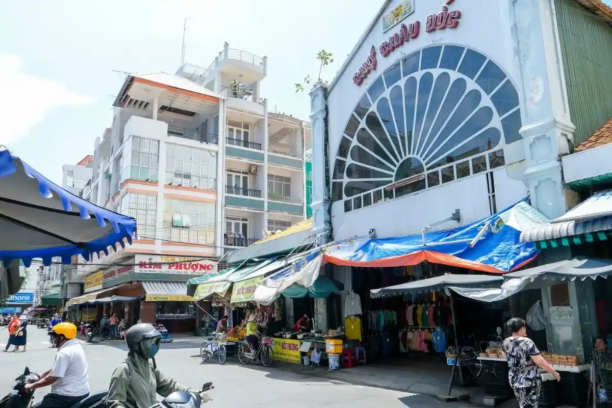 Chợ Châu Đốc nằm ngay trung tâm, thuận tiện cho việc đi lại của người dân lẫn du khách