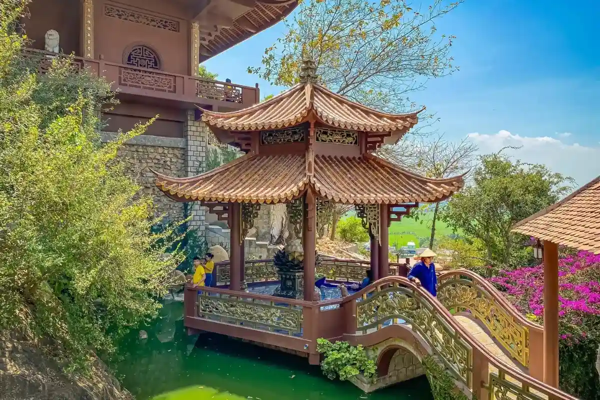 Chùa Hang Châu Đốc tọa lạc trên núi Sam, nơi thiên nhiên và tâm linh hòa quyện