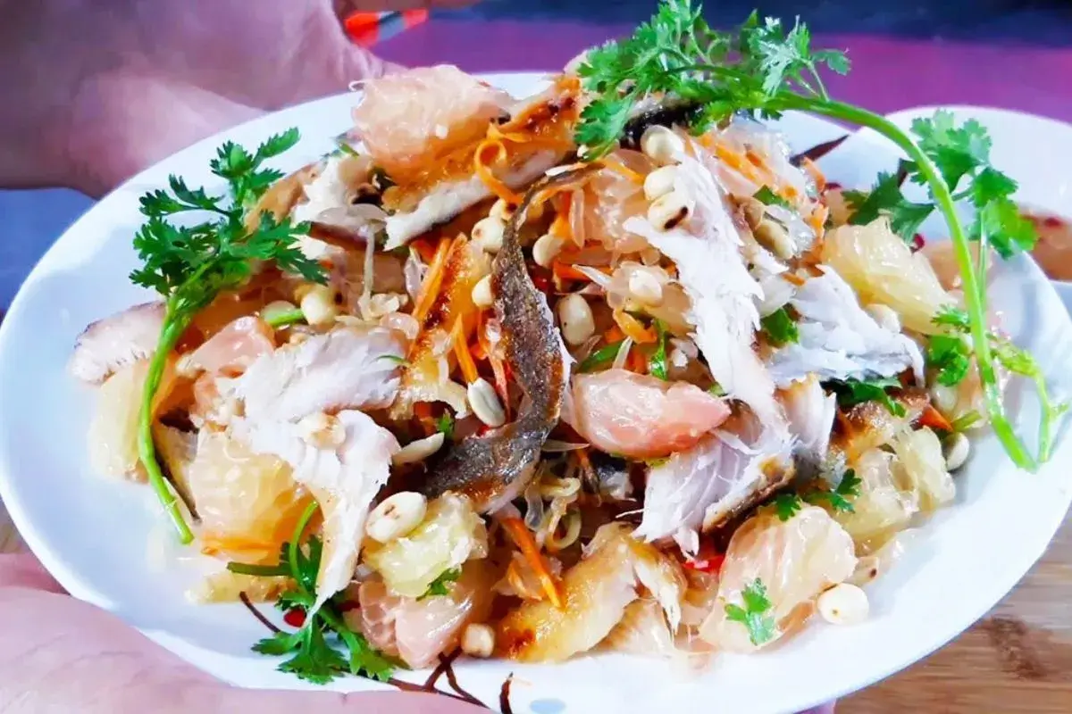 Gỏi bưởi khô cá lóc với món ăn lạ miệng, rất độc đáo