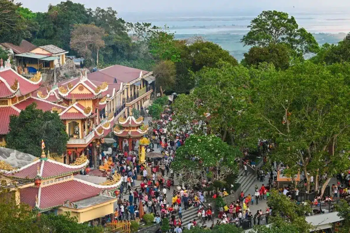 Ngắm trọn view miếu bà