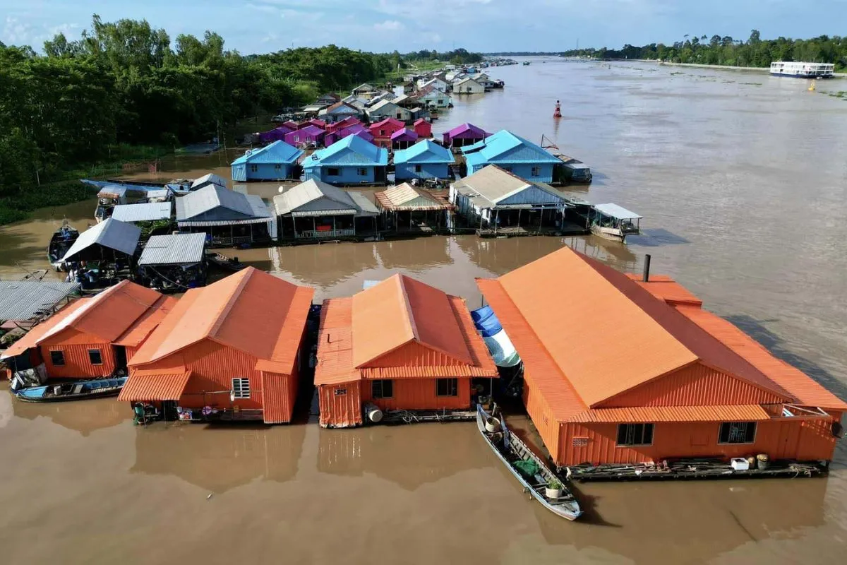 Làng bè nơi bến tàu đẹp tại Châu Đốc với khung cảnh sông nước rực rỡ