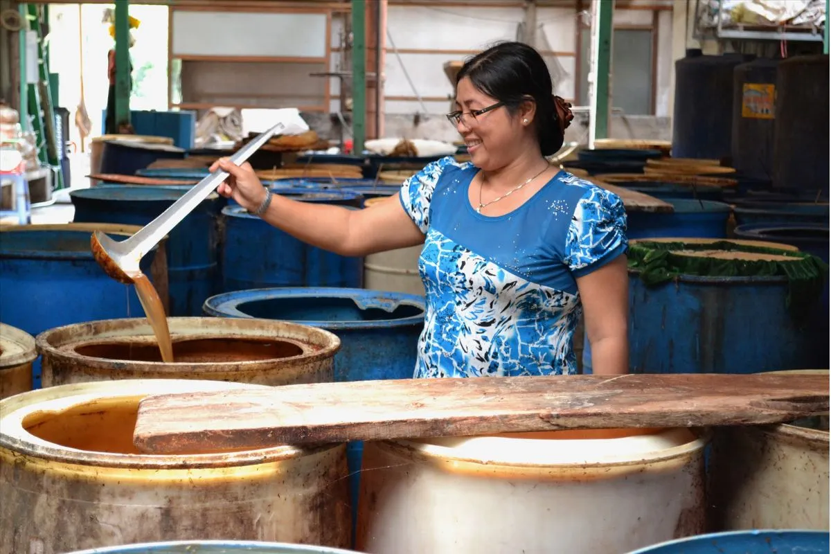 Bước cuối cùng để làm mắm Châu Đốc đó là chao mắm với đường thốt nốt