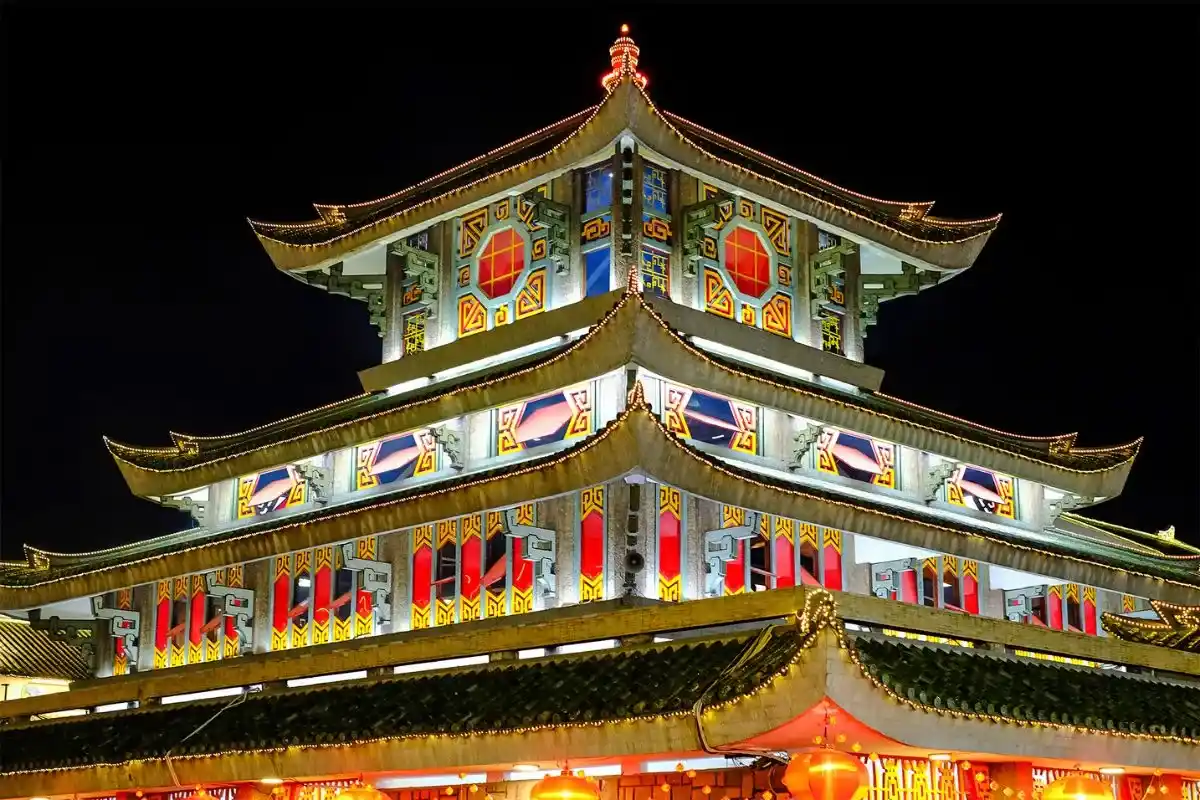 Miếu Bà Chúa Xứ Châu Đốc với kiến trúc bông sen nở, không gian trang nghiêm thu hút hàng triệu du khách
