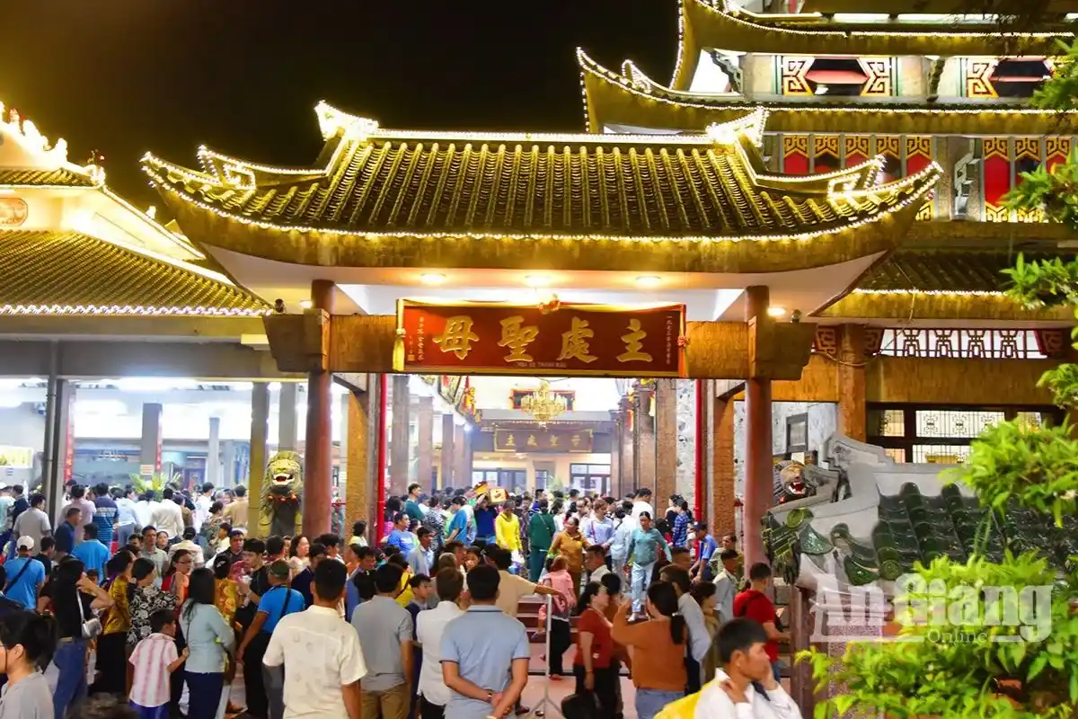 Sắm lễ vật tươm tất với nhang, hoa, ngũ quả để dâng cúng Bà Chúa Xứ, cầu xin lộc may mắn