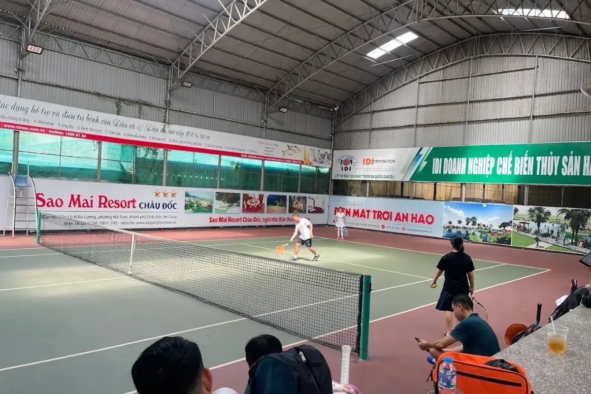Sân tennis Sao Mai là điểm đến lý tưởng cho những buổi tập luyện cá nhân cũng như các trận thi đấu nhóm sôi động.