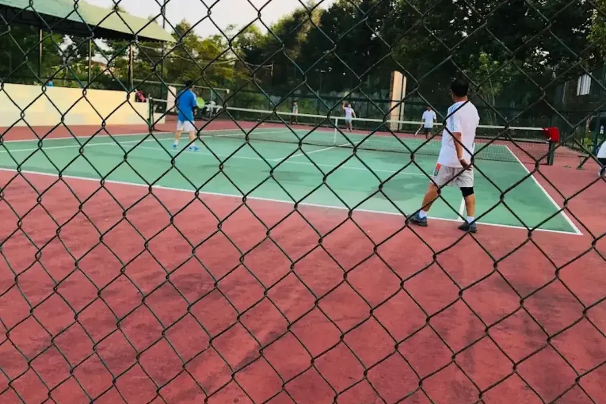Sân tennis Thế kỷ với hai sân đạt chuẩn quốc tế phù hợp với mọi cấp độ người chơi