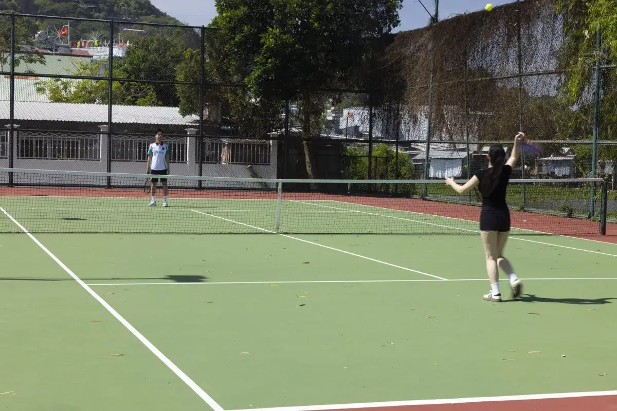 Sân tennis bên trong Merperle Núi Sam đạt chuẩn quốc tế, thiết kế hiện đại và không gian xanh mát