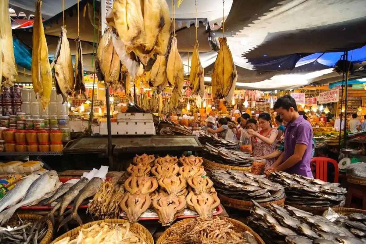 Sáng sớm nhộn nhịp tại chợ Châu Đốc