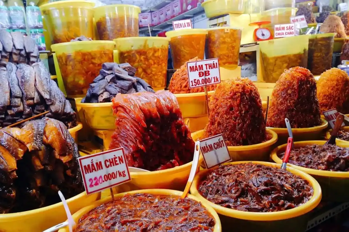 Sạp mắm đầy màu sắc tại chợ Châu Đốc, món quà quê đậm chất An Giang