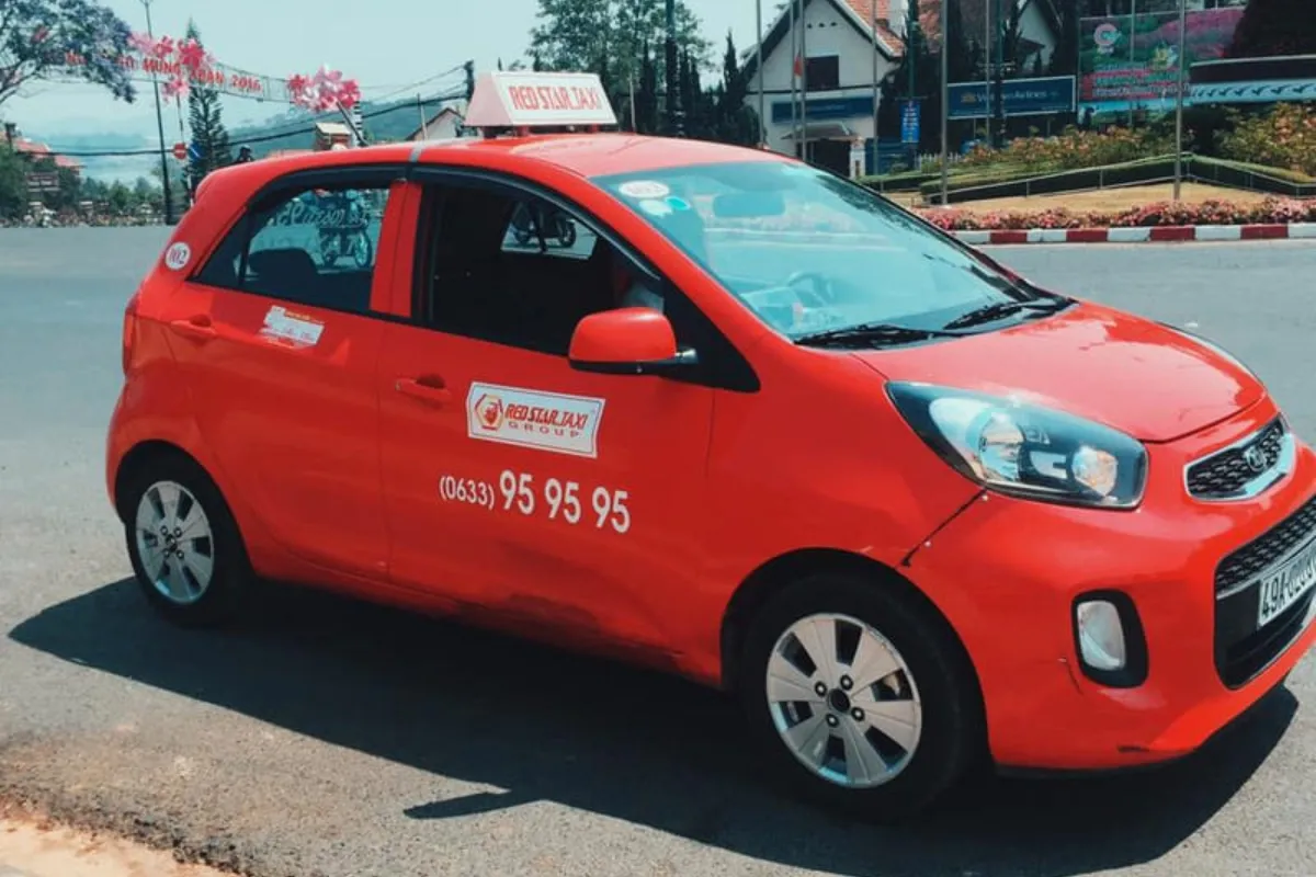 Sao Đỏ ghi điểm nhờ màu xe đỏ đặc trưng cùng cam kết “an toàn – chu đáo – giá rẻ”