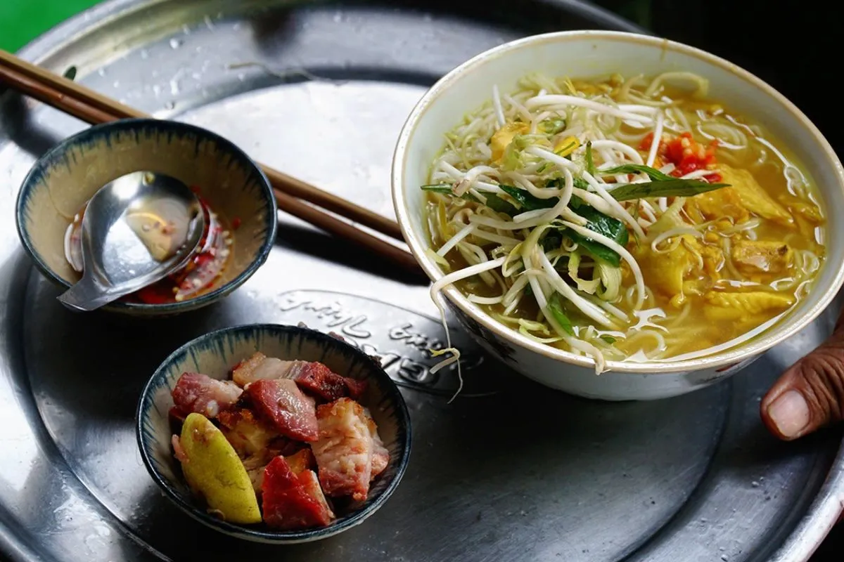 Thưởng thức bún cá nóng hổi tại chợ Châu Đốc An Giang – hương vị miền Tây khó quên