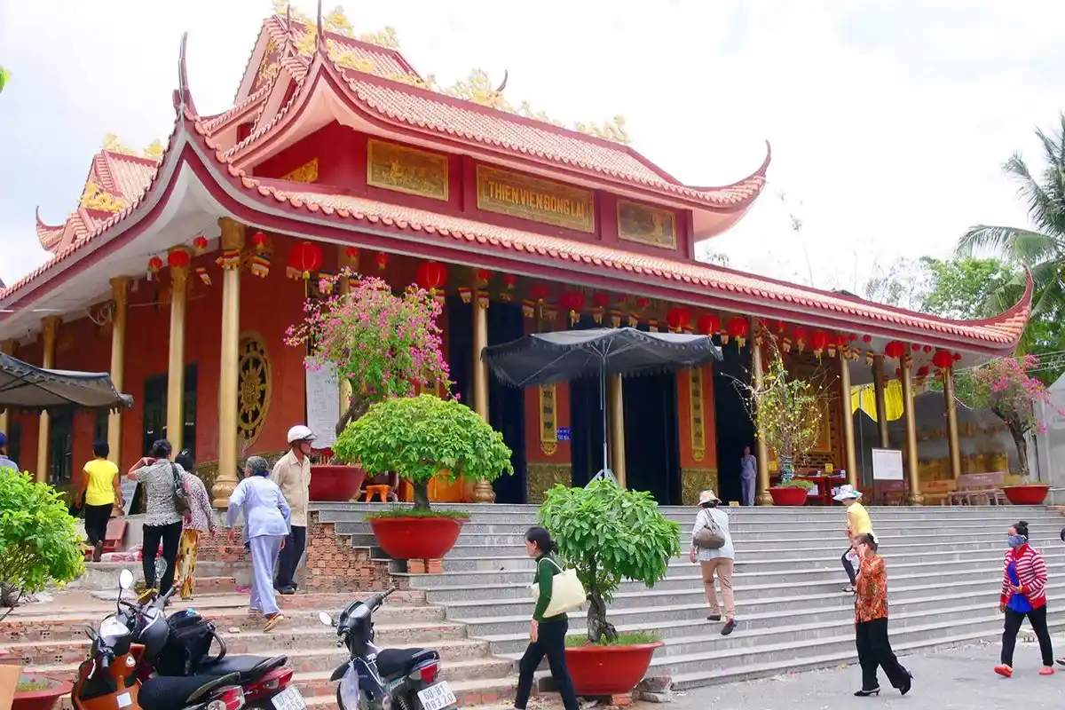 Trang phục lịch sự khi ghé Chùa Bánh Xèo An Giang, tôn trọng không gian tâm linh