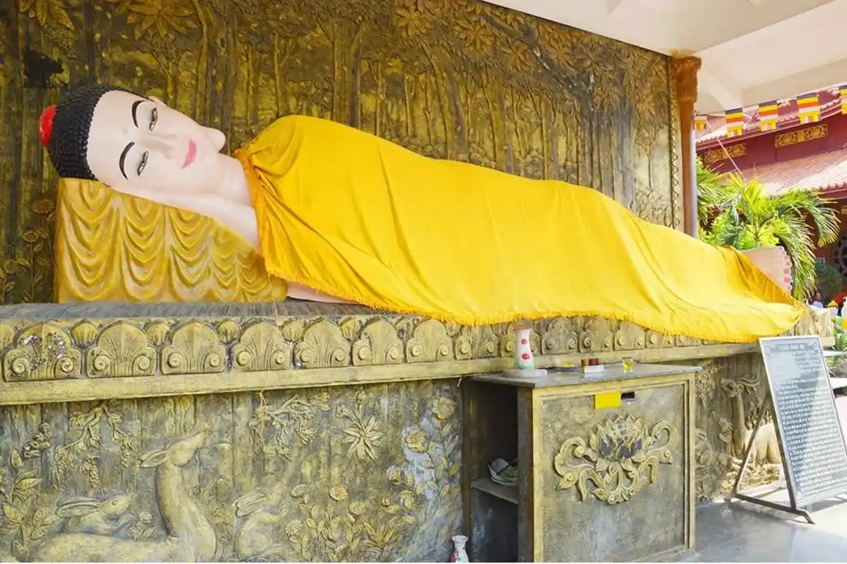 Tượng Phật nằm tại Chùa Bánh Xèo An Giang, không gian thanh tịnh giữa thiên nhiên