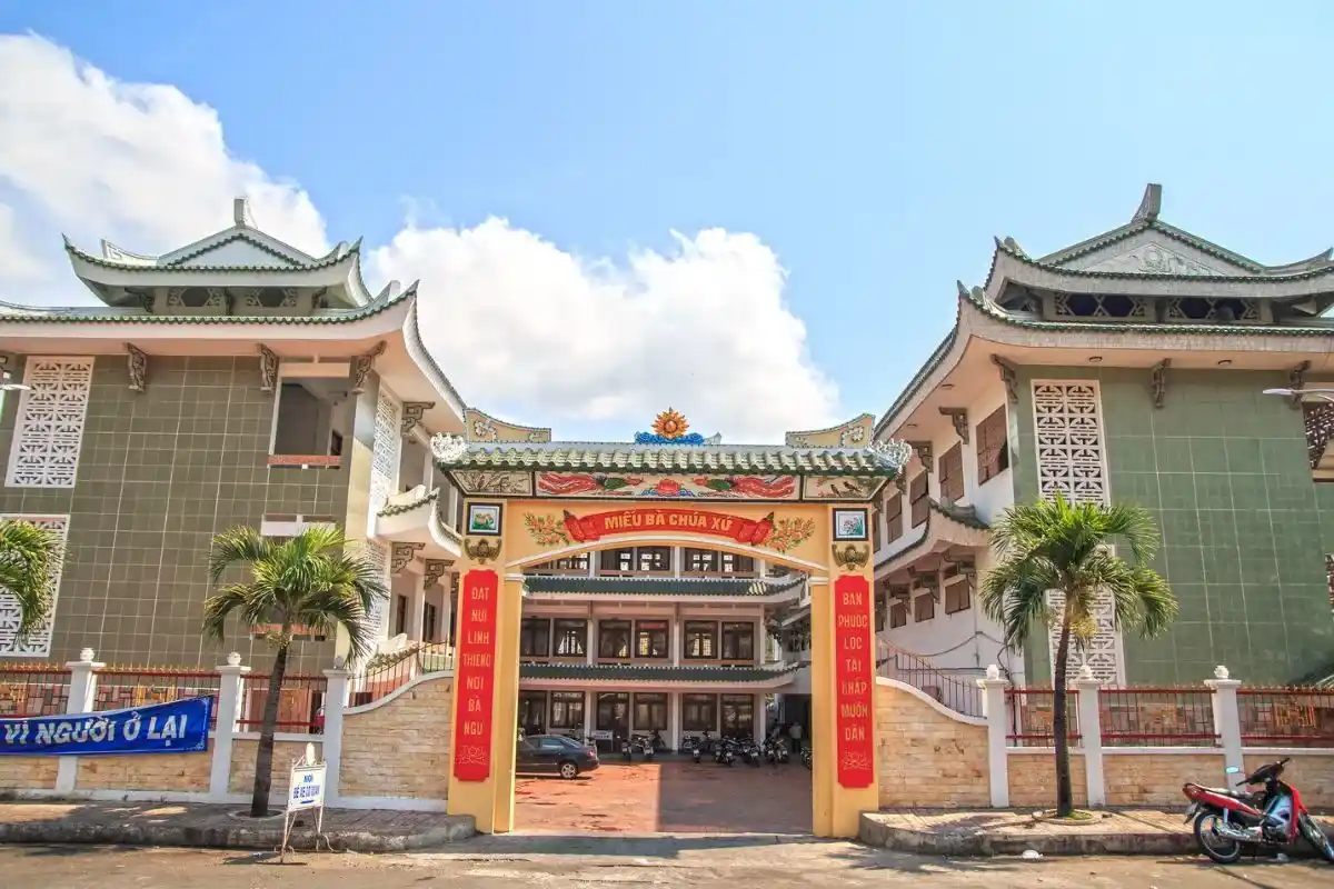 Văn khấn Bà Chúa Xứ sợi dây kết nối tâm linh, gửi gắm lòng thành cầu tài lộc, bình an