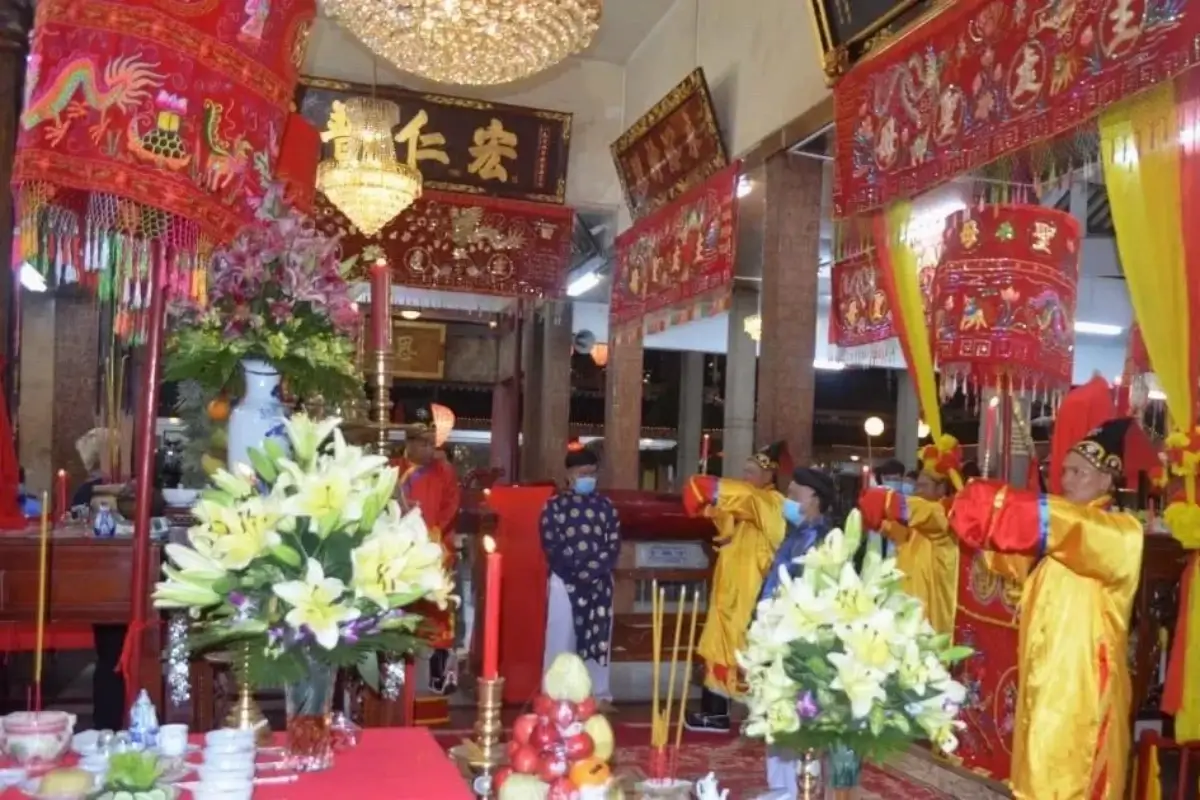 Lễ cúng bái tại Miếu Bà Chúa Xứ
