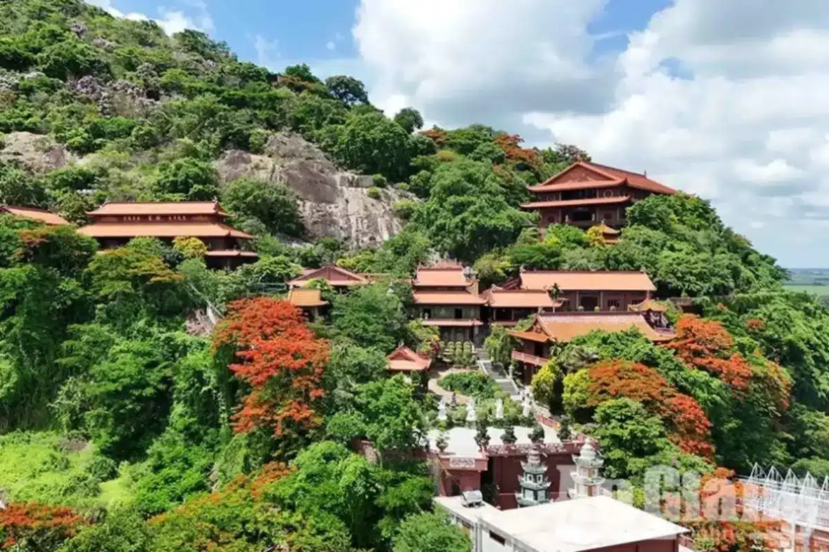 Khung cảnh núi rừng xanh mướt
