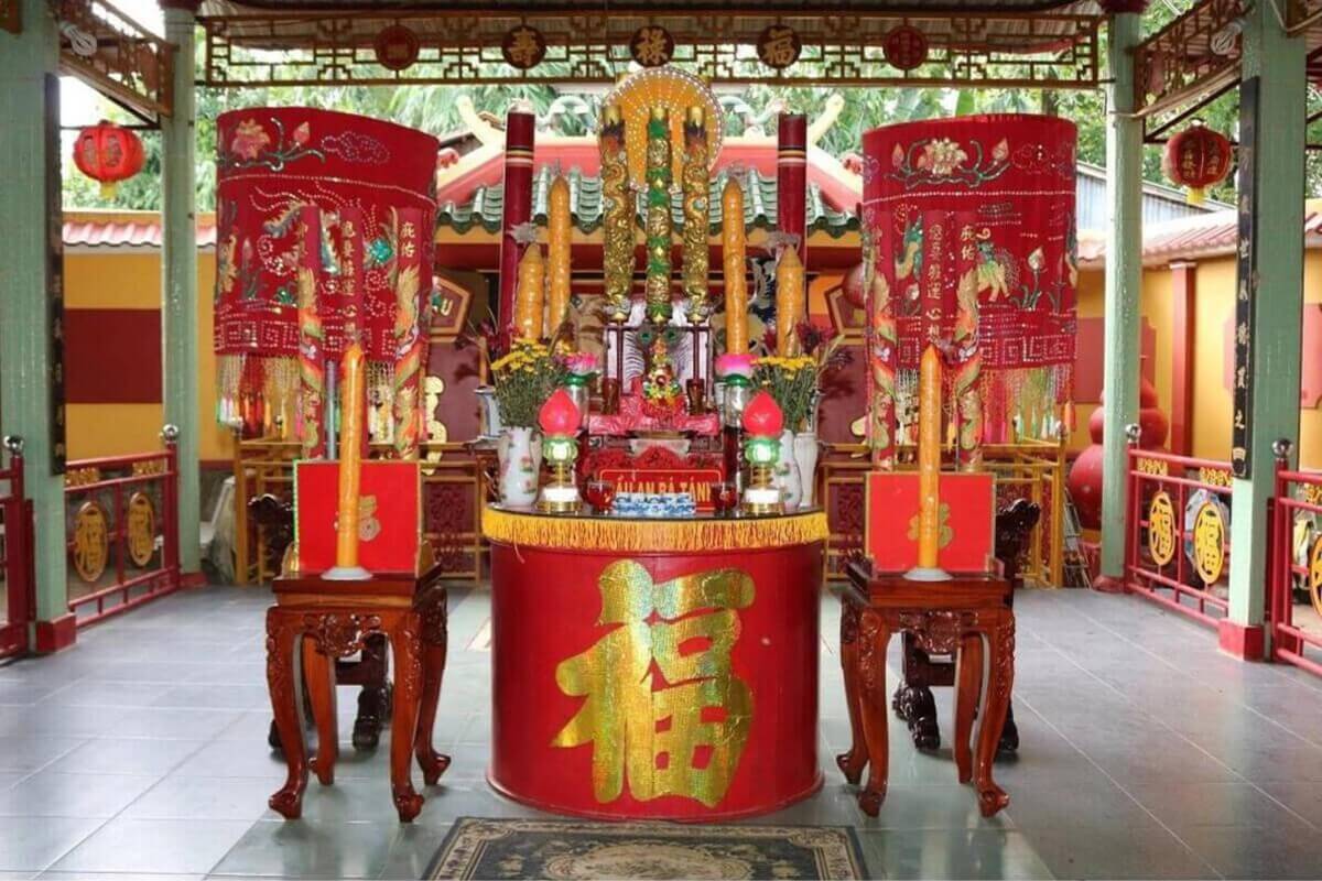 Cúng bái tại Đền Bảo Sanh