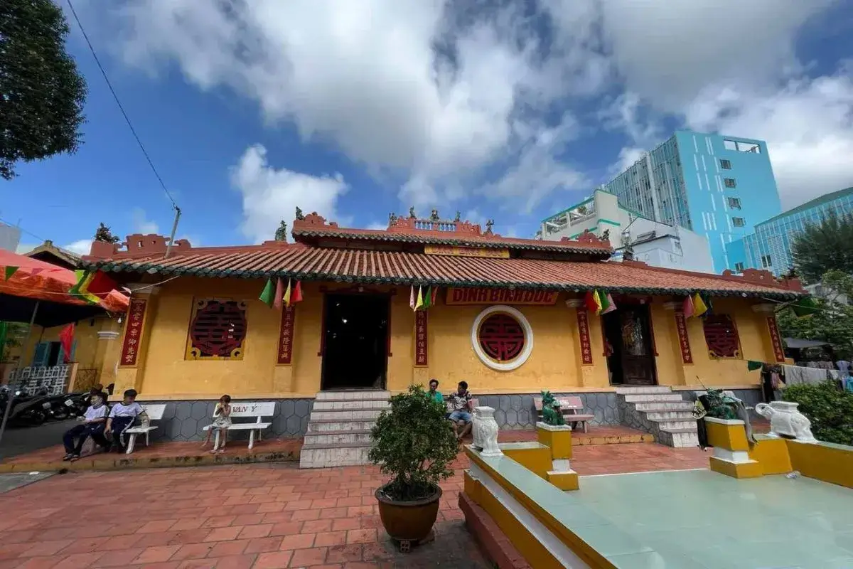 Đến tham dự lễ hội tại Đình, các bạn phải có trang phục kín đáo