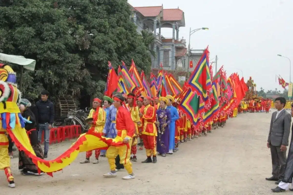 Đến thăm lễ hội du khách có thể mua sắm nhiều quà lưu niệm