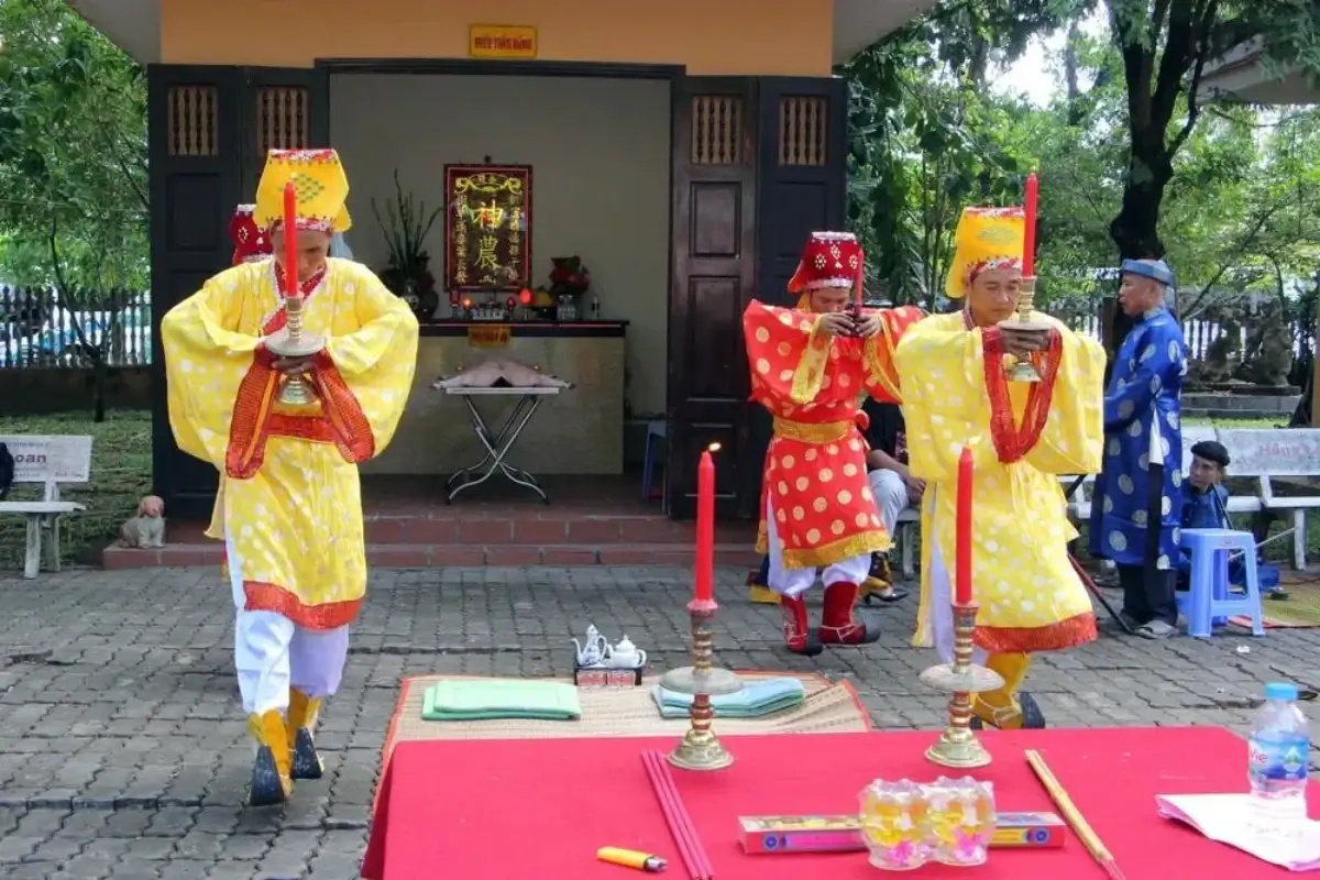 Cúng tại lễ hội