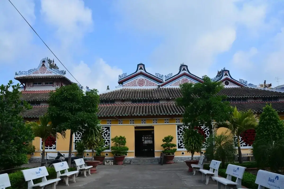 Đình nằm ở vị trí trung tâm thành phố