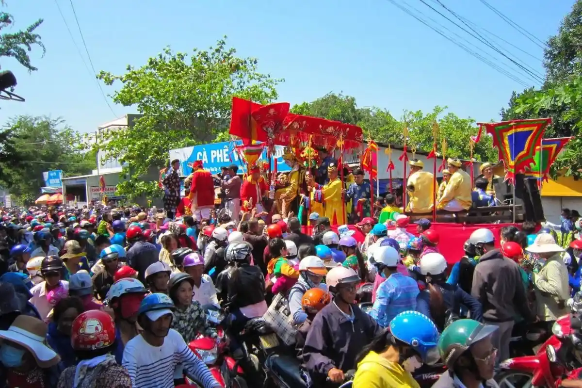 Lễ hội có rất nhiều các hoạt động lễ hội, văn hóa khác nhau