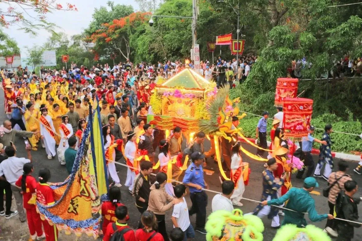 Du khách đến tham gia lễ hội