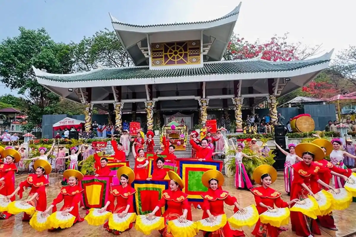 Lễ hội vừa náo nhiệt và vừa nghiêm trang