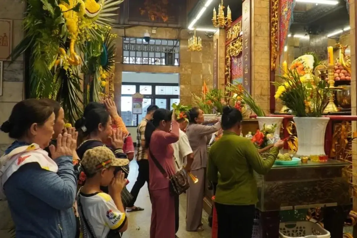 Du khách viếng Miếu Bà