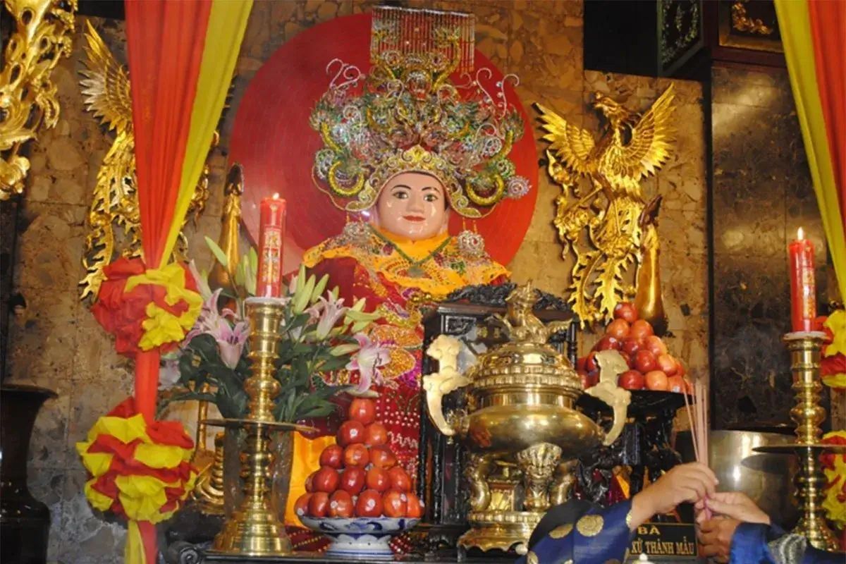 Không gian trang nghiêm tại Miếu Bà Chúa Xứ Núi Sam, nơi an vị Tượng Bà Chúa Xứ linh thiêng