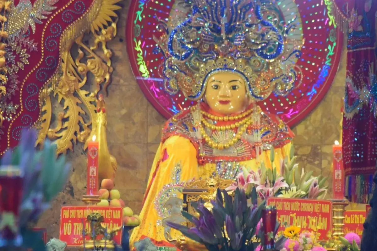 Tượng Bà Chúa Xứ Núi Sam lộng lẫy với áo lụa thêu hoa và chuỗi vàng 24k, biểu tượng phước lành