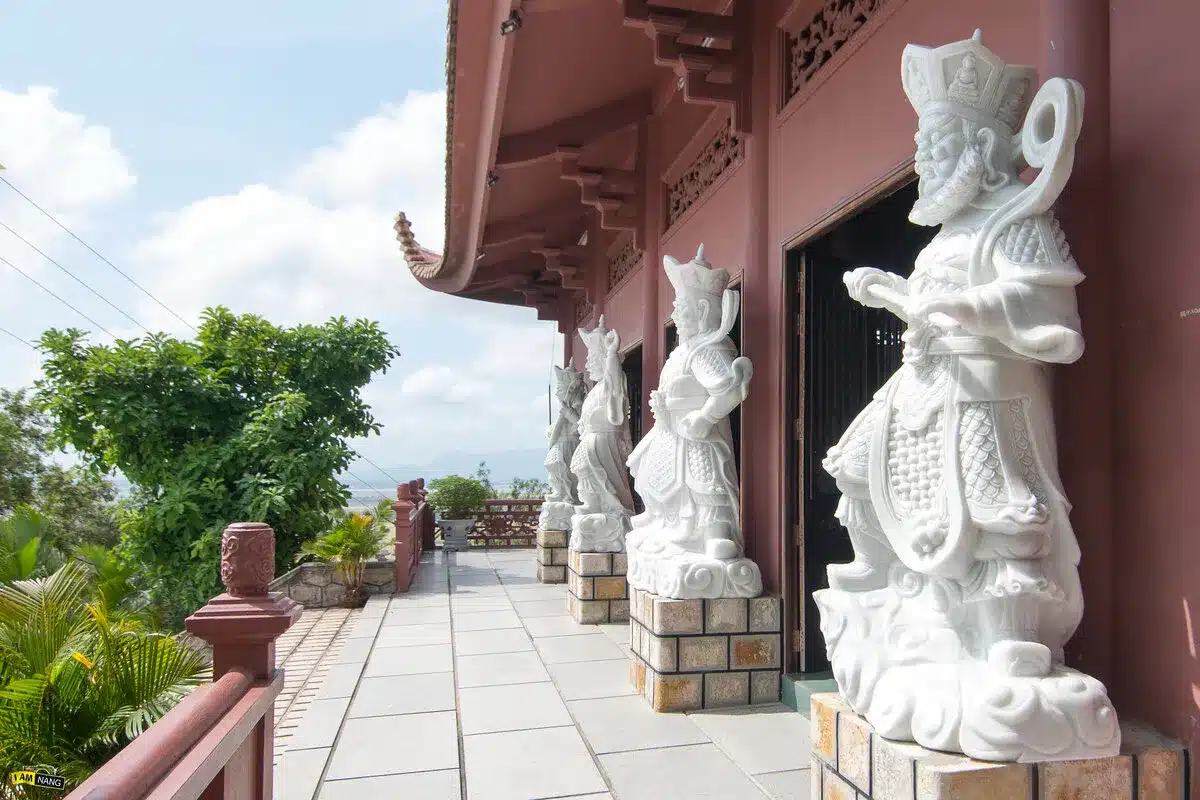 Kiến trúc cổ kính giữa cảnh quan thiên nhiên hùng vĩ