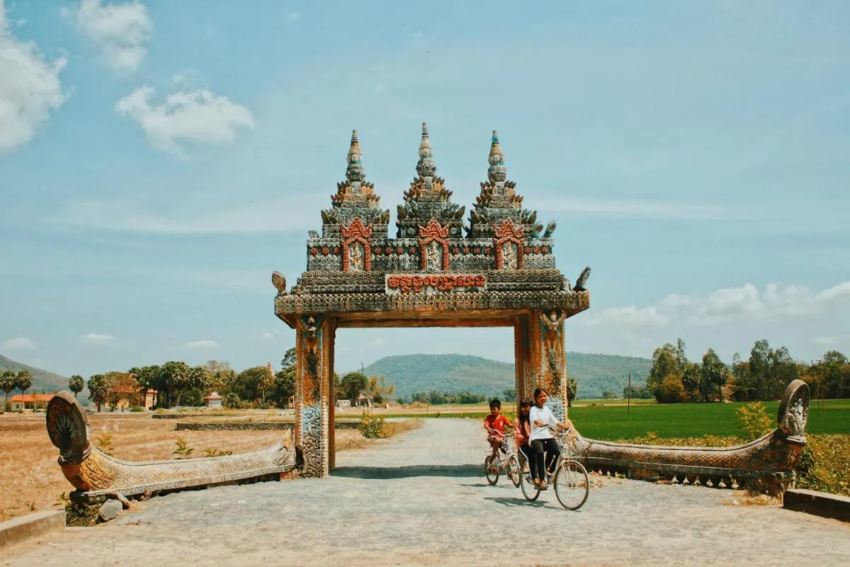 Chùa Koh Kas ở An Giang với Cổng Trời Tri Tôn, được xem như biểu tượng tâm linh Khmer