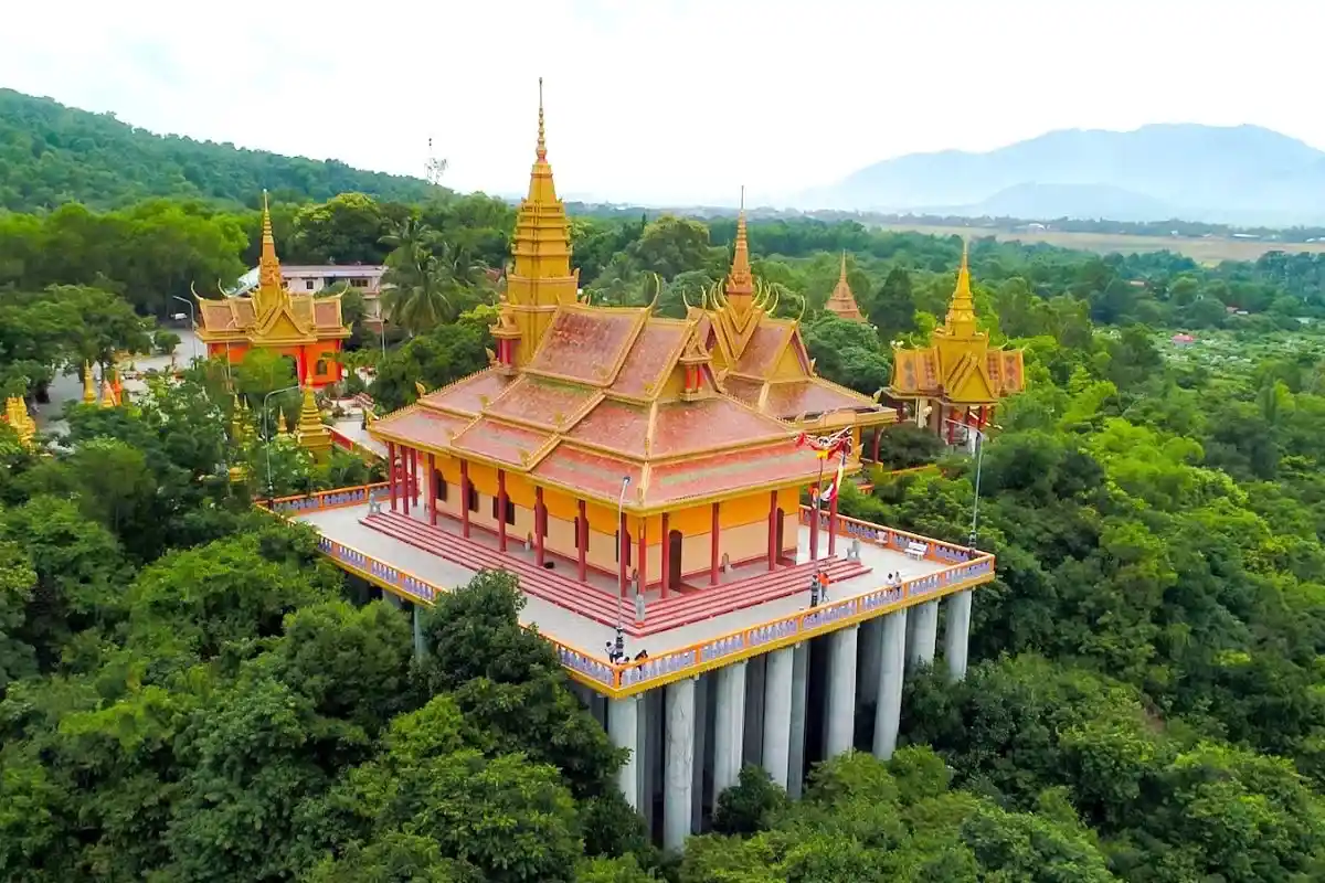 Chùa Tà Pạ gần Cổng Trời Tri Tôn, điểm tâm linh Khmer nổi bật ở An Giang