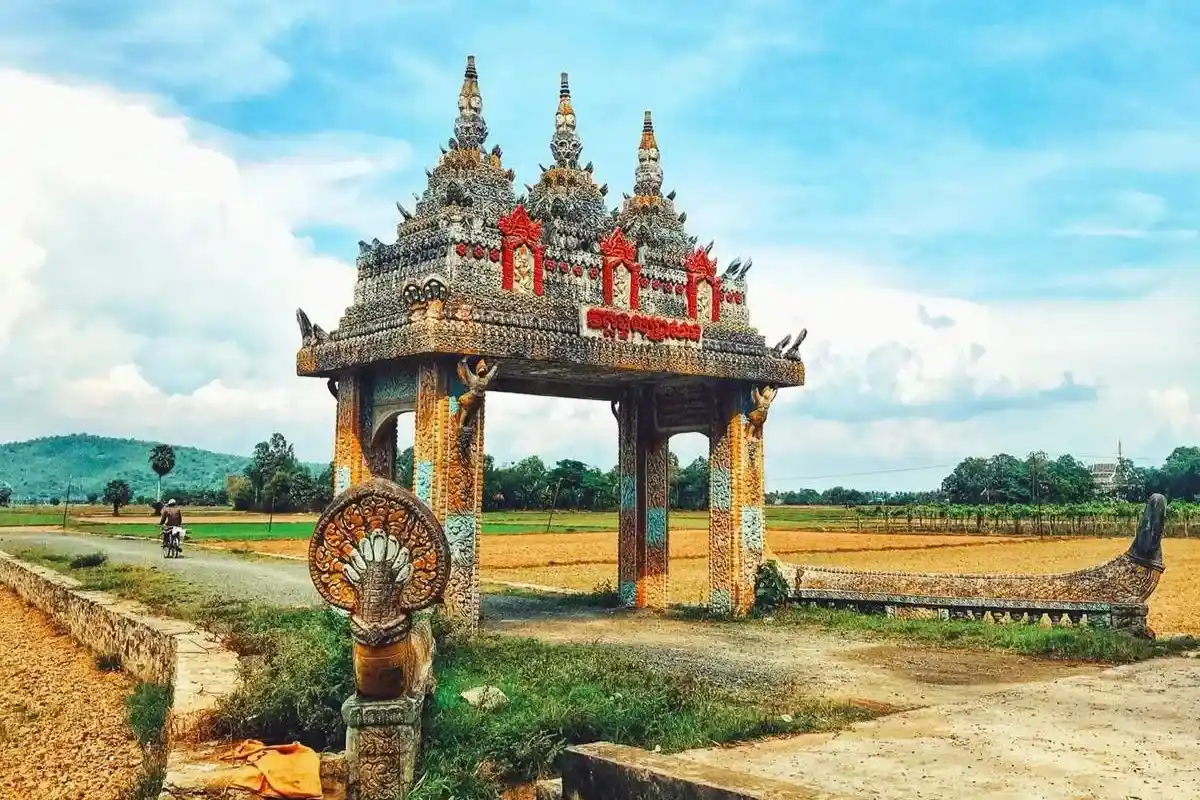 Cổng Trời Tri Tôn tại chùa Koh Kas, biểu tượng văn hóa Khmer giữa lòng An Giang