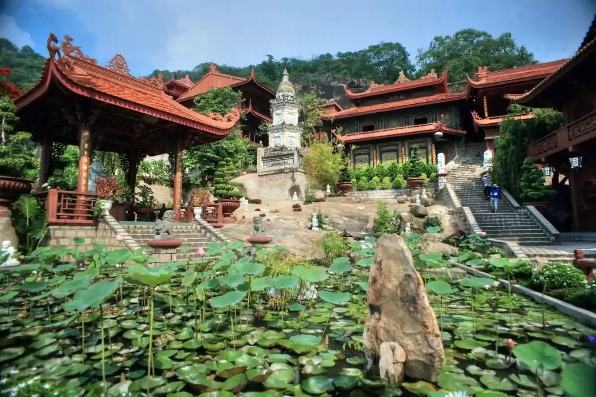 Dâng hương và cầu an tại Chùa Hang Núi Sam