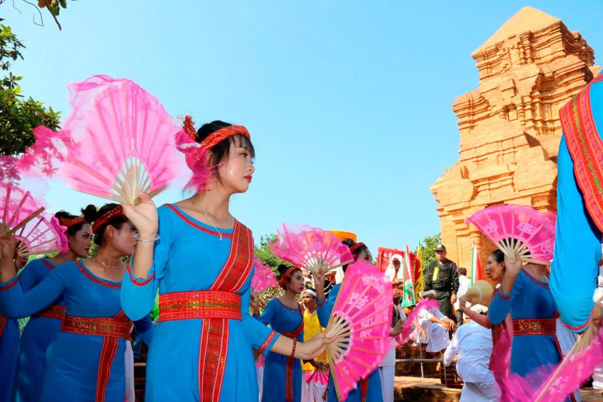 Không khí nhộn nhịp tại thánh đường Hồi giáo ở Châu Phong, An Giang, trong dịp Tết Roya Haji